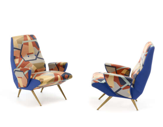 Pair of armchairs upholstered in blue fabric and polychrome printed fabric with an abstract subject signed by Mauro Reggiani. Truncated conical legs in brass-plated metal casting. Italy, 1950s/1960s. (68.5x83x71 cm.) (slight defects) - Foto 1