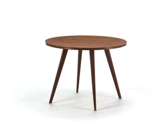 Table in solid wood and veneer, with circular top and four fluted truncated conical legs. Italy, 1940s/1950s. (h 80 cm.; d 109 cm.) (slight defects) - photo 1