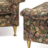 Pair of armchairs upholstered in polychrome floral fabric, truncated cone legs in brass. Italy, 1950s. (90x86x86 cm.) - Foto 2