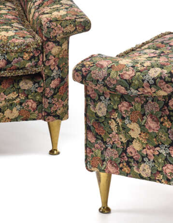 Pair of armchairs upholstered in polychrome floral fabric, truncated cone legs in brass. Italy, 1950s. (90x86x86 cm.) - photo 2