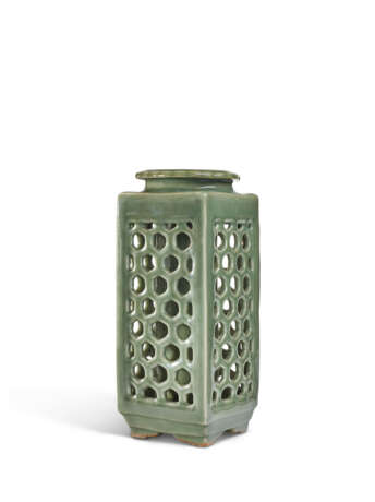 A LONGQUAN CELADON-GLAZED RETICULATED VASE, CONG - Foto 1