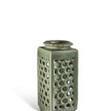 A LONGQUAN CELADON-GLAZED RETICULATED VASE, CONG - Foto 2