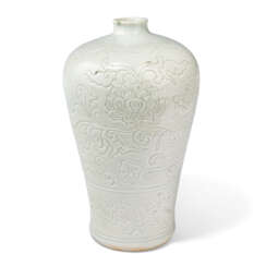 A SMALL CREAM-GLAZED 'LOTUS SCROLL' VASE, MEIPING