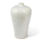 A SMALL CREAM-GLAZED 'LOTUS SCROLL' VASE, MEIPING - фото 2