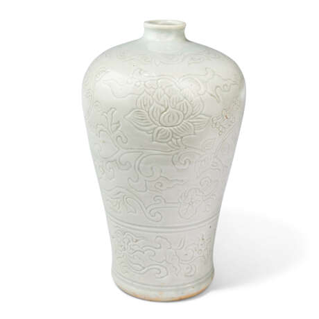 A SMALL CREAM-GLAZED 'LOTUS SCROLL' VASE, MEIPING - photo 2