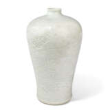 A SMALL CREAM-GLAZED 'LOTUS SCROLL' VASE, MEIPING - Foto 3