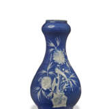 A BLUE AND WHITE RESERVE-DECORATED ‘JARDINIERE’ GARLIC-MOUTH VASE - photo 1