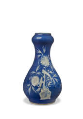 A BLUE AND WHITE RESERVE-DECORATED ‘JARDINIERE’ GARLIC-MOUTH VASE