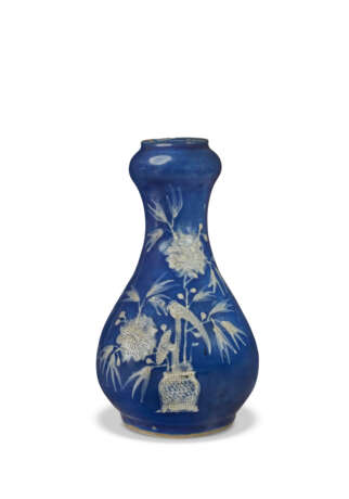 A BLUE AND WHITE RESERVE-DECORATED ‘JARDINIERE’ GARLIC-MOUTH VASE - Foto 2
