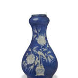 A BLUE AND WHITE RESERVE-DECORATED ‘JARDINIERE’ GARLIC-MOUTH VASE - photo 2