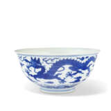 A BLUE AND WHITE 'DRAGON' BOWL - Foto 1