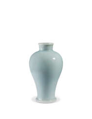 A SMALL CLAIR-DE-LUNE-GLAZED VASE, MEIPING
