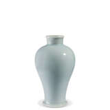 A SMALL CLAIR-DE-LUNE-GLAZED VASE, MEIPING - Foto 1
