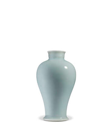 A SMALL CLAIR-DE-LUNE-GLAZED VASE, MEIPING - Foto 2