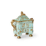 A GILT-DECORATED TURQUOISE-GLAZED CENSER AND COVER, TULU - Foto 1