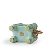 A GILT-DECORATED TURQUOISE-GLAZED CENSER AND COVER, TULU - Foto 4