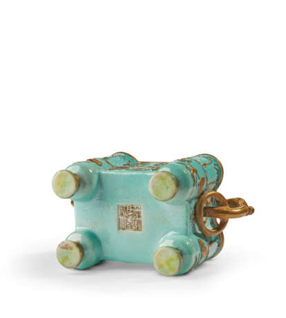 A GILT-DECORATED TURQUOISE-GLAZED CENSER AND COVER, TULU - фото 4