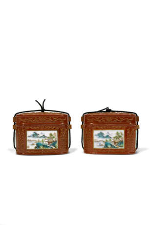 A PAIR OF CORAL-GROUND FAMILLE ROSE BOXES AND COVERS - фото 2