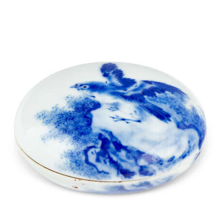 A BLUE AND WHITE 'SPARROW' SEAL PASTE BOX AND COVER - фото 1