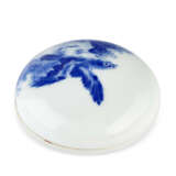 A BLUE AND WHITE 'SPARROW' SEAL PASTE BOX AND COVER - photo 3