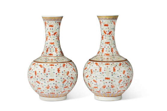 A PAIR OF FAMILLE ROSE 'BATS' VASES - photo 3