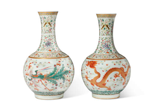 A PAIR OF FAMILLE ROSE 'DRAGON AND PHOENIX' VASES - фото 1