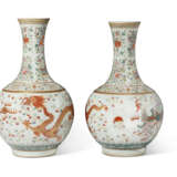 A PAIR OF FAMILLE ROSE 'DRAGON AND PHOENIX' VASES - фото 2