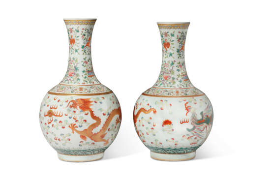 A PAIR OF FAMILLE ROSE 'DRAGON AND PHOENIX' VASES - фото 2