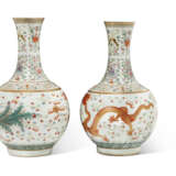 A PAIR OF FAMILLE ROSE 'DRAGON AND PHOENIX' VASES - фото 3