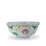 A FAMILLE ROSE AND BLUE AND WHITE 'LOTUS' BOWL - Foto 1