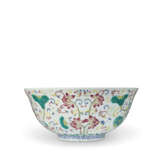 A FAMILLE ROSE AND BLUE AND WHITE 'LOTUS' BOWL - фото 2