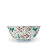 A FAMILLE ROSE AND BLUE AND WHITE 'LOTUS' BOWL - Foto 2