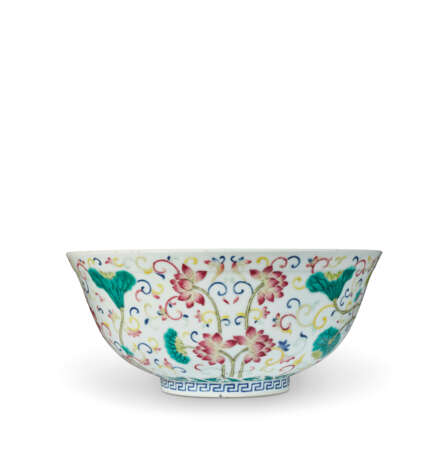 A FAMILLE ROSE AND BLUE AND WHITE 'LOTUS' BOWL - Foto 2