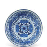 A FAMILLE ROSE AND BLUE AND WHITE 'LOTUS' BOWL - Foto 3