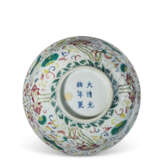 A FAMILLE ROSE AND BLUE AND WHITE 'LOTUS' BOWL - Foto 4