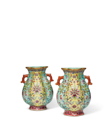 A PAIR OF FAMILLE ROSE VASES - фото 1