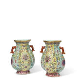 A PAIR OF FAMILLE ROSE VASES - Foto 2
