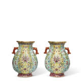 A PAIR OF FAMILLE ROSE VASES - фото 3