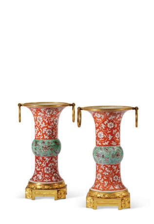 A PAIR OF ORMOLU-MOUNTED CORAL, GREEN AND AUBERGINE-DECORATED VASES - фото 1