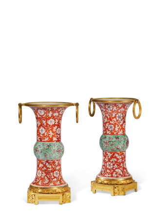 A PAIR OF ORMOLU-MOUNTED CORAL, GREEN AND AUBERGINE-DECORATED VASES - Foto 3