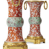 A PAIR OF ORMOLU-MOUNTED CORAL, GREEN AND AUBERGINE-DECORATED VASES - Foto 4