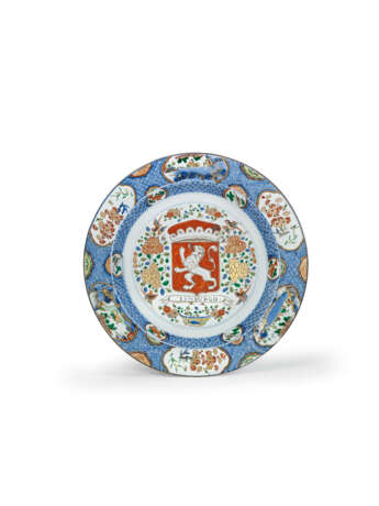 A FAMILLE VERTE, IMARI AND GILT 'PROVINCES' CHARGER - photo 1