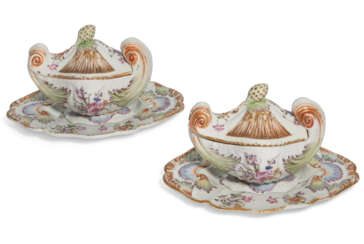 A PAIR OF FAMILLE ROSE SAUCEBOATS AND COVERS