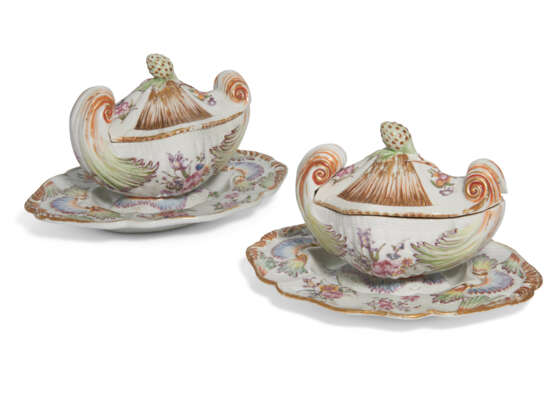 A PAIR OF FAMILLE ROSE SAUCEBOATS AND COVERS - Foto 2