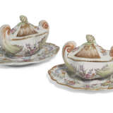 A PAIR OF FAMILLE ROSE SAUCEBOATS AND COVERS - Foto 2