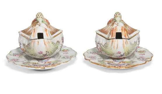 A PAIR OF FAMILLE ROSE SAUCEBOATS AND COVERS - Foto 3
