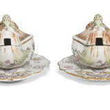 A PAIR OF FAMILLE ROSE SAUCEBOATS AND COVERS - Foto 3