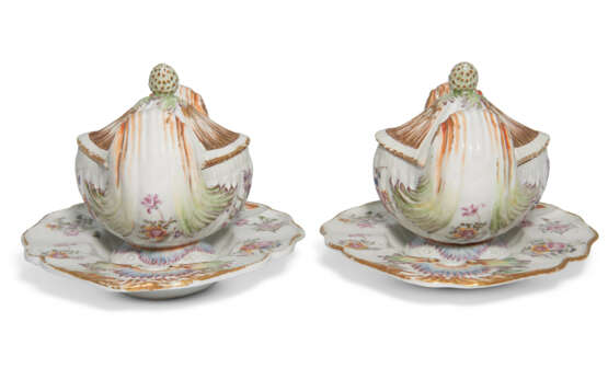 A PAIR OF FAMILLE ROSE SAUCEBOATS AND COVERS - Foto 4