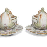 A PAIR OF FAMILLE ROSE SAUCEBOATS AND COVERS - Foto 4