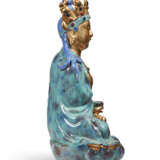 A JUN-GLAZED AND GILT-DECORATED FIGURE OF AMITAYUS - Foto 3